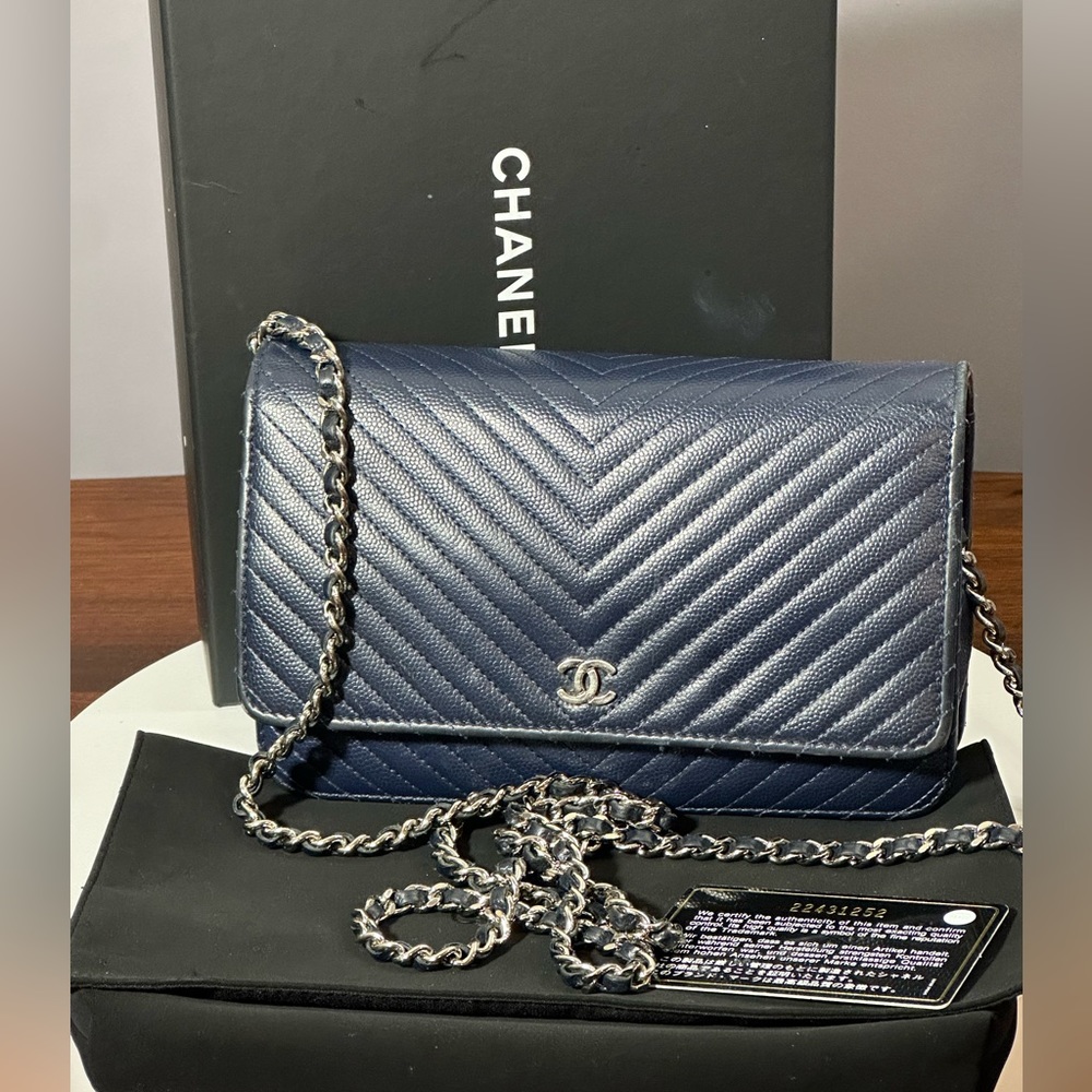 Chanel Chevron Navy Rare small bag/wallet on chain in EUC